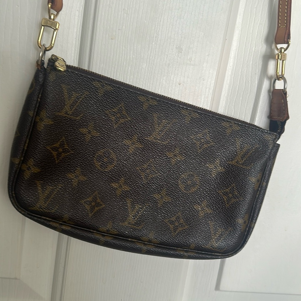 Authentic Louis Vuitton Pochette